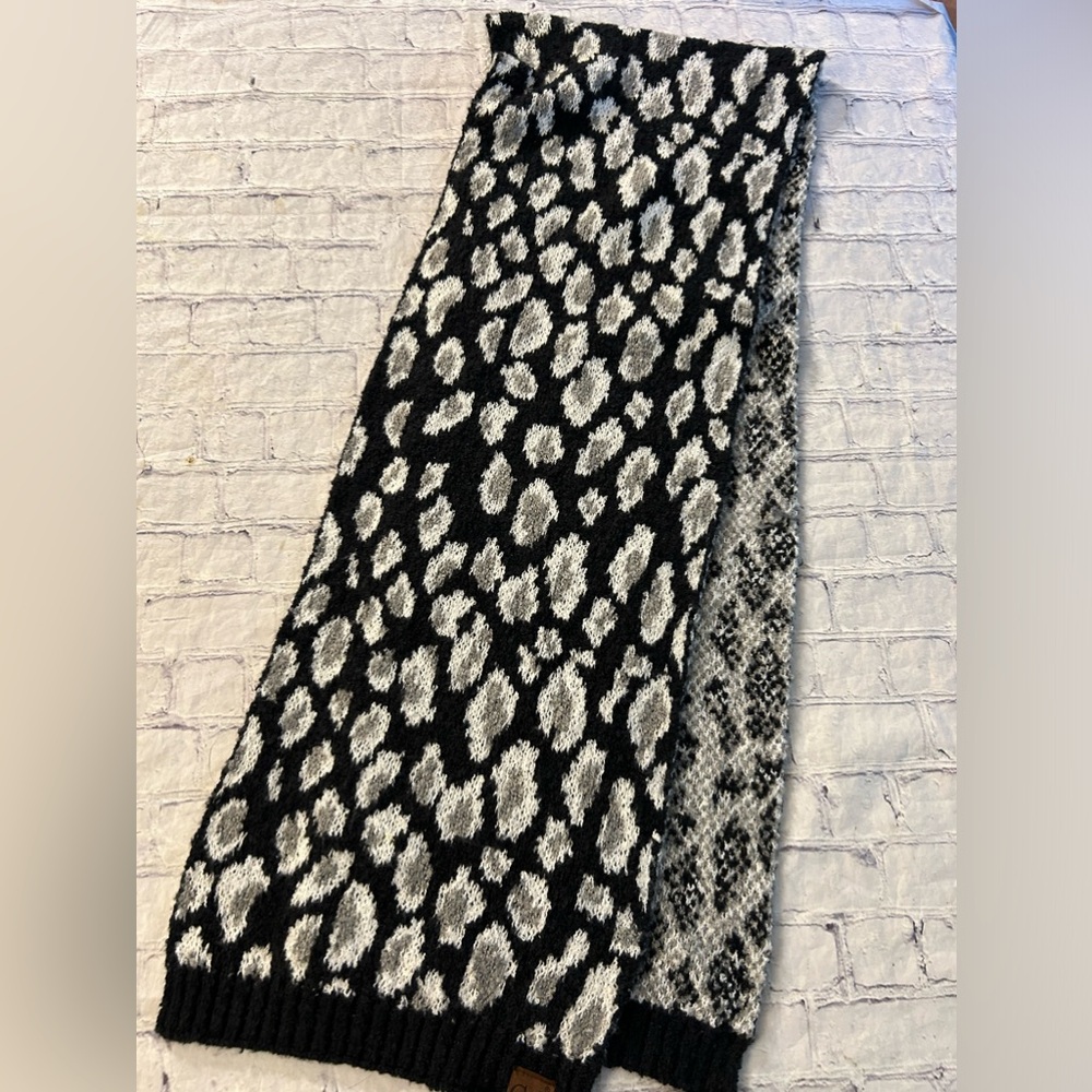 C.C EXCLUSIVES SWEATER POLYESTER BLACK/GREY/WHITE PATTERN CHUNKY OBLONG SCARF